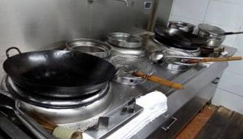 食堂燃?xì)庠罹? />
<h3>
食堂燃?xì)庠罹?
</h3>
1、使用燃?xì)庠罹咔埃瑧?yīng)先檢查所有截門是否關(guān)閉,確認(rèn)無誤后,開啟總截門再進行使用。<br />
2、操作時須嚴(yán)格執(zhí)行“火等氣”的原則,嚴(yán)禁先開氣后點火,以防爆燃。<br />
3、點火時,應(yīng)先點燃點火棒,再點燃長明火,由長明火點燃主火孔。嚴(yán)禁違章操作。<br />
4、間斷使用時,須先確認(rèn)長明火是否長明,如已熄滅,須按第三條重新操作。嚴(yán)禁盲目操作而發(fā)生燃?xì)庑孤丁?br />
5、使用完畢后,應(yīng)按程序先關(guān)小截門,再關(guān)中截門,最后關(guān)閉總截門。嚴(yán)禁只關(guān)總截門而不關(guān)中、小截門。<br />
6、凡使用者必須保持灶具設(shè)備干凈整潔、完好無損,發(fā)現(xiàn)問題及時報告。<br />
7、如發(fā)現(xiàn)燃?xì)庑孤兑⒓搓P(guān)閉總截門,迅速開窗通風(fēng)并及時報修。<br />
8、下班時,必須檢查所有燃?xì)饨亻T、電器開關(guān)是否關(guān)閉,確認(rèn)無誤后,方可下班離崗。<br />
<hr />
<img src=